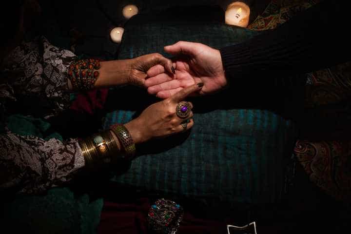 You are currently viewing מתקשרת מדהימה ופותחת בקלפים